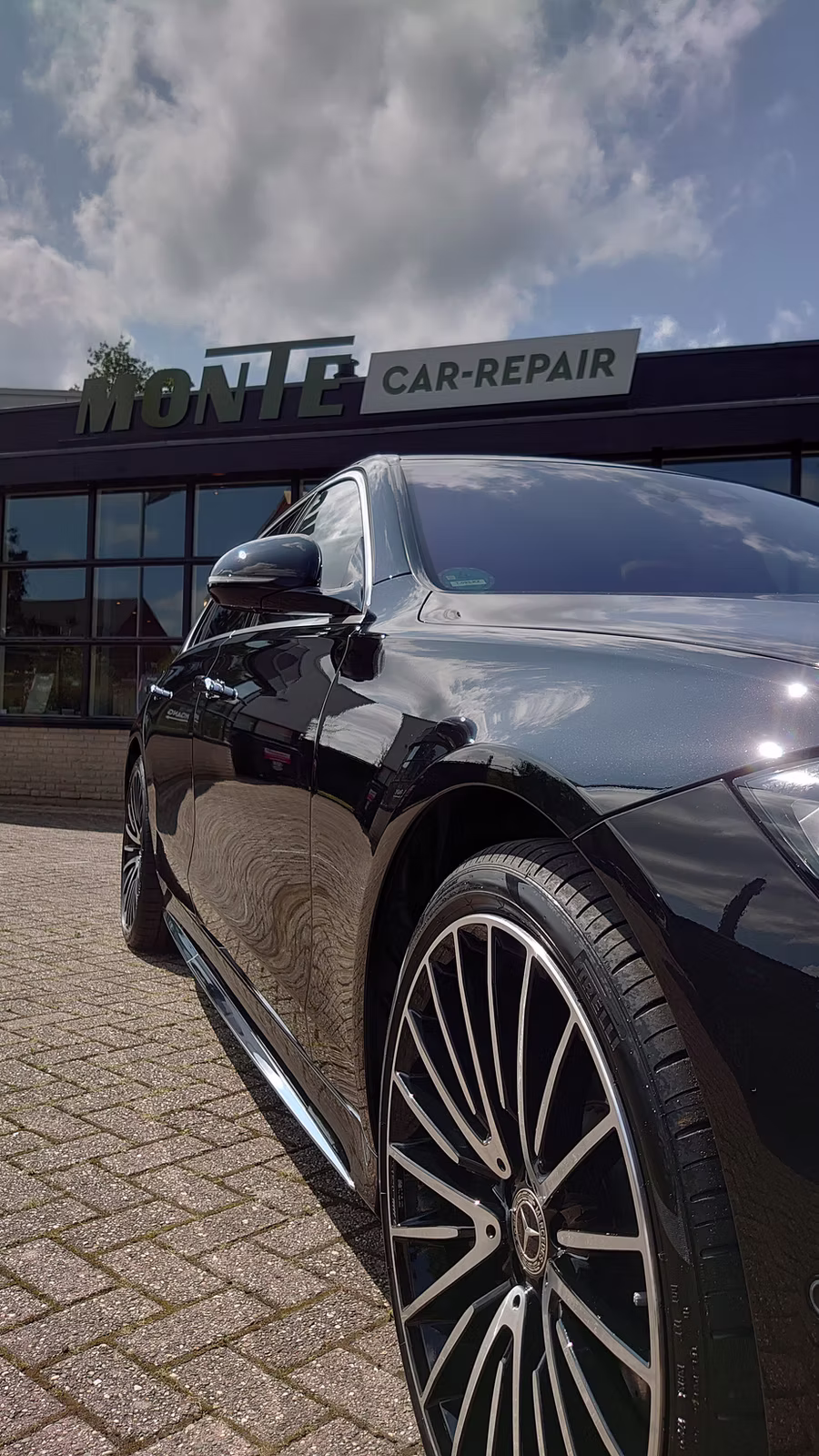 glanzende zijkant auto voor Monte Car-Repair