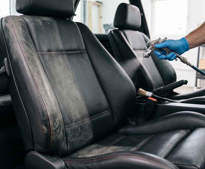 lederen-coating-kleur-autstoelen-2-Monte-Car-Repair lederen coating met kleur wordt gespoten op de autstoelen